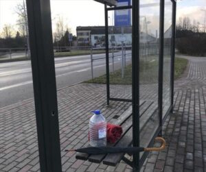 Autobusu pieturā “Steķintava” gaudo vējš