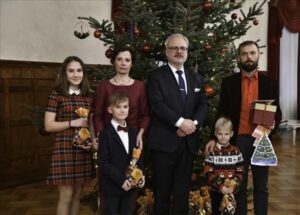 Iededz svētku egli Rīgas pils pagalmā