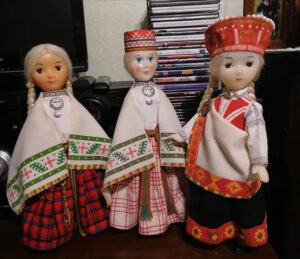 Veido dažādu leļļu kolekciju