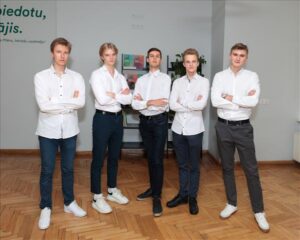 Izcīna sudraba medaļu un gūst papildu atzinību