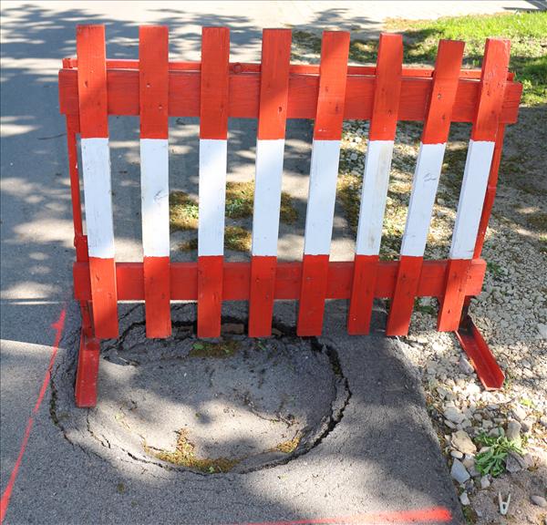 Kāpēc nesen uzklātā asfaltā izveidojusies bedre?