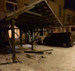 Ietriecas busiņā un ātrās palīdzības mašīnas nojumē