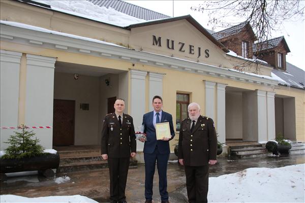 Pasniedz aizsardzības ministra Pateicību