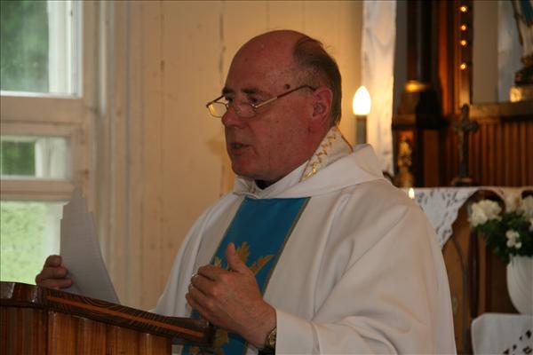 Svētajā Misē piedalās četrpadsmit priesteri