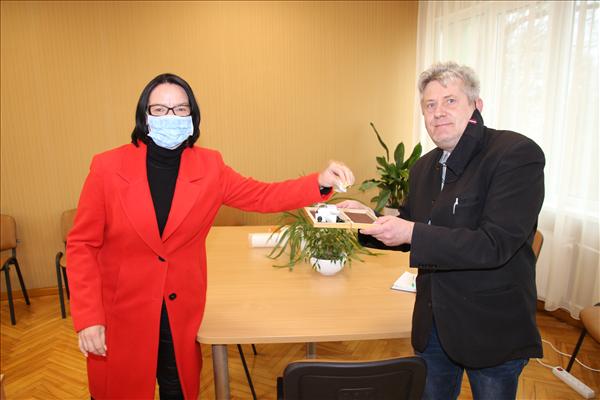 Politiķi izlozē žurnālistus