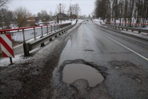 Valsts ceļi un pilsētu ielas daudzviet brūk kopā