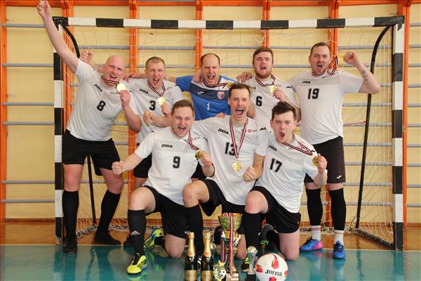 Vīrišķību apliecina futbola laukumā