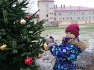 Pārsteidz, izpušķojot eglīti slimnīcas pagalmā