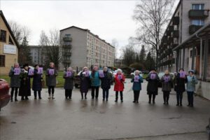 Serenāde daudzdzīvokļu mājas pagalmā