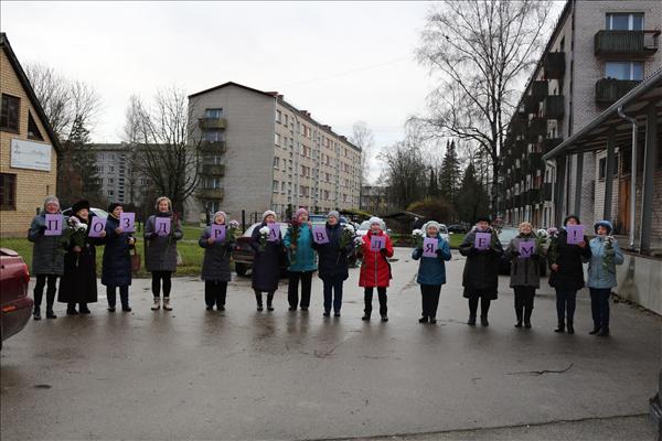 Serenāde daudzdzīvokļu mājas pagalmā