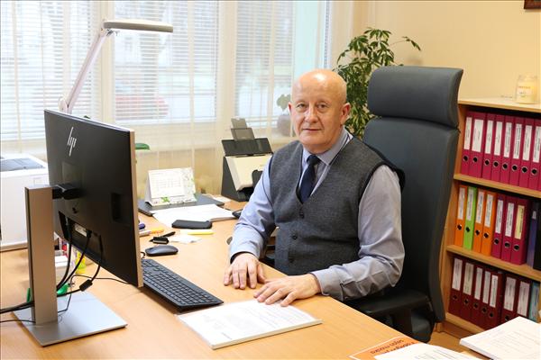 Trīs reizes mazāk kalpu