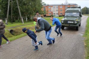 Mielojas ar draudzības zupu un veido puķu piramīdas