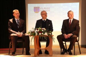 No tikšanās ar iedzīvotājiem aizbrauc ar ložmetēju