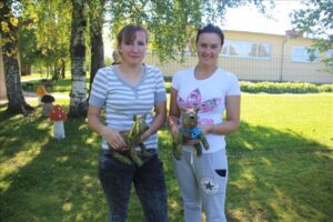Veido ziedu karogu un darina siena skulptūras