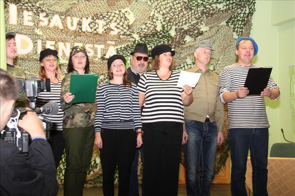 Aizvada amatierteātru salidojumu “Iesaukts dienestā”