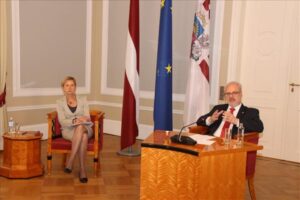 Šo jautājumu turēs karstu