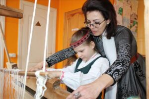 Upītē dejo, dzied un darina bites