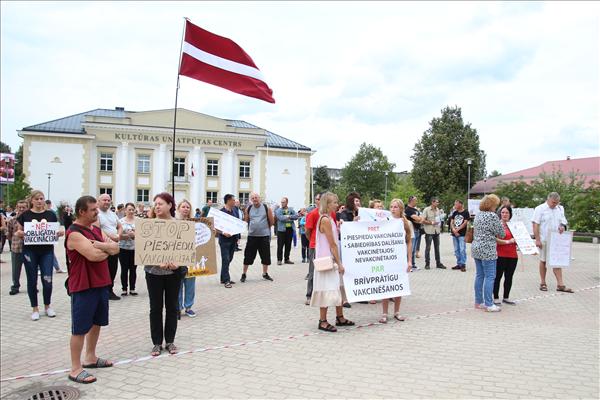 “Ļaujiet mums izvēlēties!”