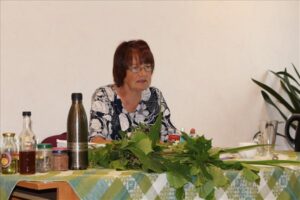 Par ziediem, zariem, augiem un čūskas ādu