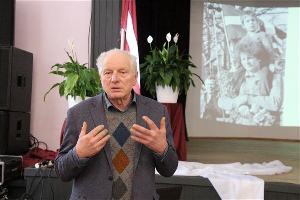 “Nākotne ir mūsu plecos”