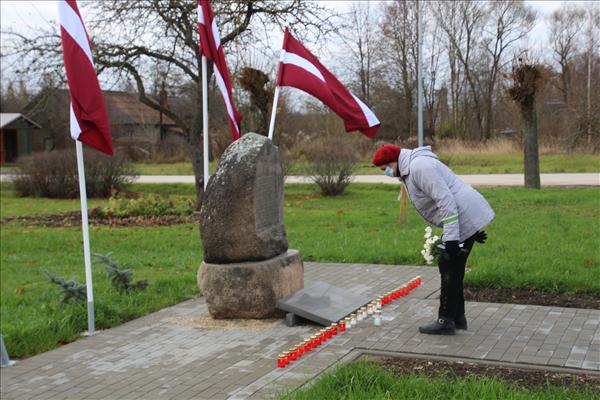 Godina ar svecīšu iedegšanu un automašīnu taurēm