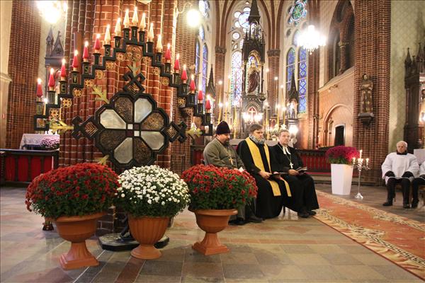 Viļakā svinības iesāk ar piemiņas svētbrīdi