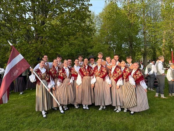Dejas stāsts par jauniešu izaugsmi, izvēlēm un sapņiem