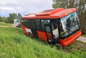 Skolēnu autobuss iebrauc grāvī